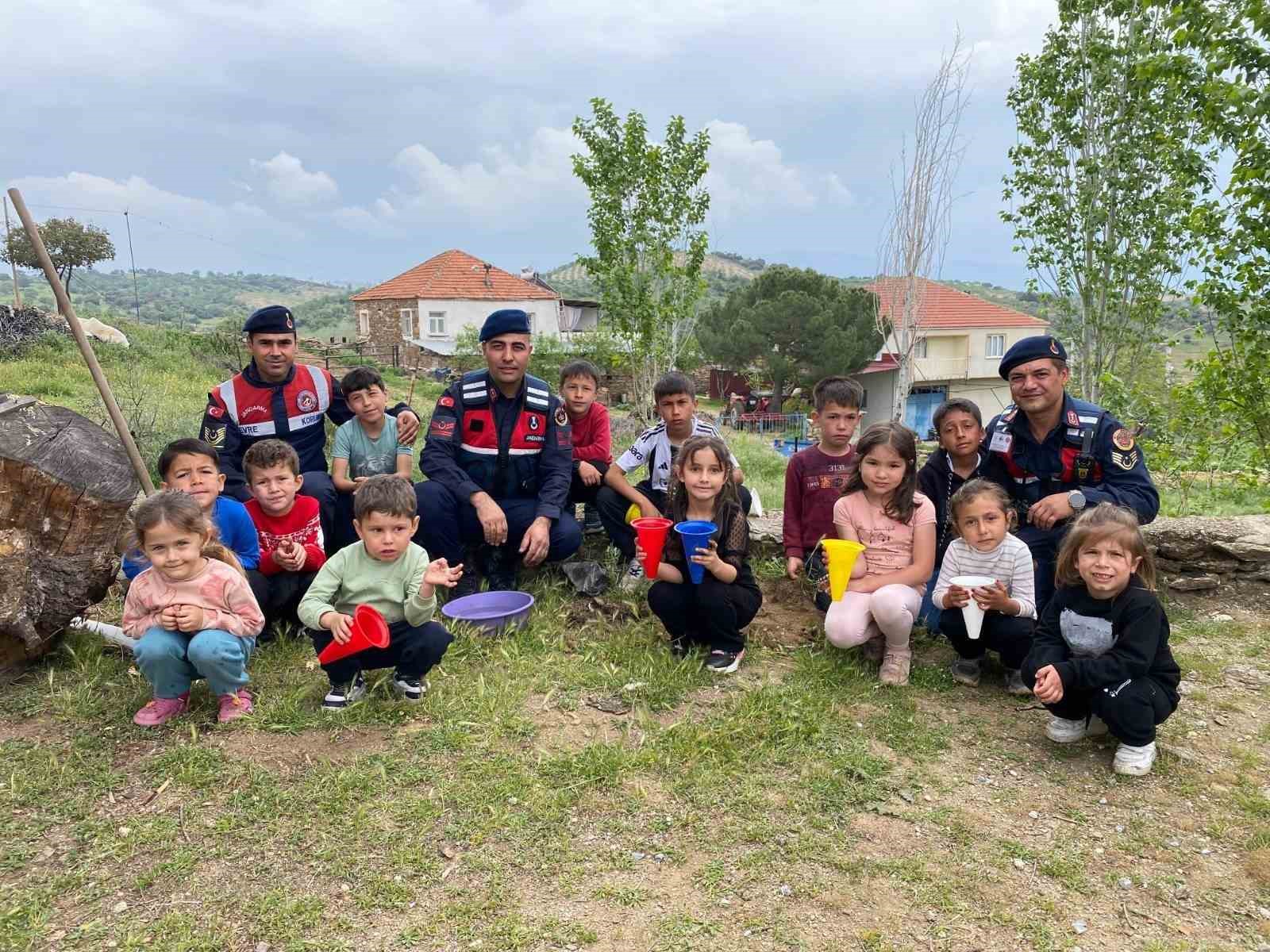 Öğrenciler, jandarma eşliğinde fidanları toprağa dikti