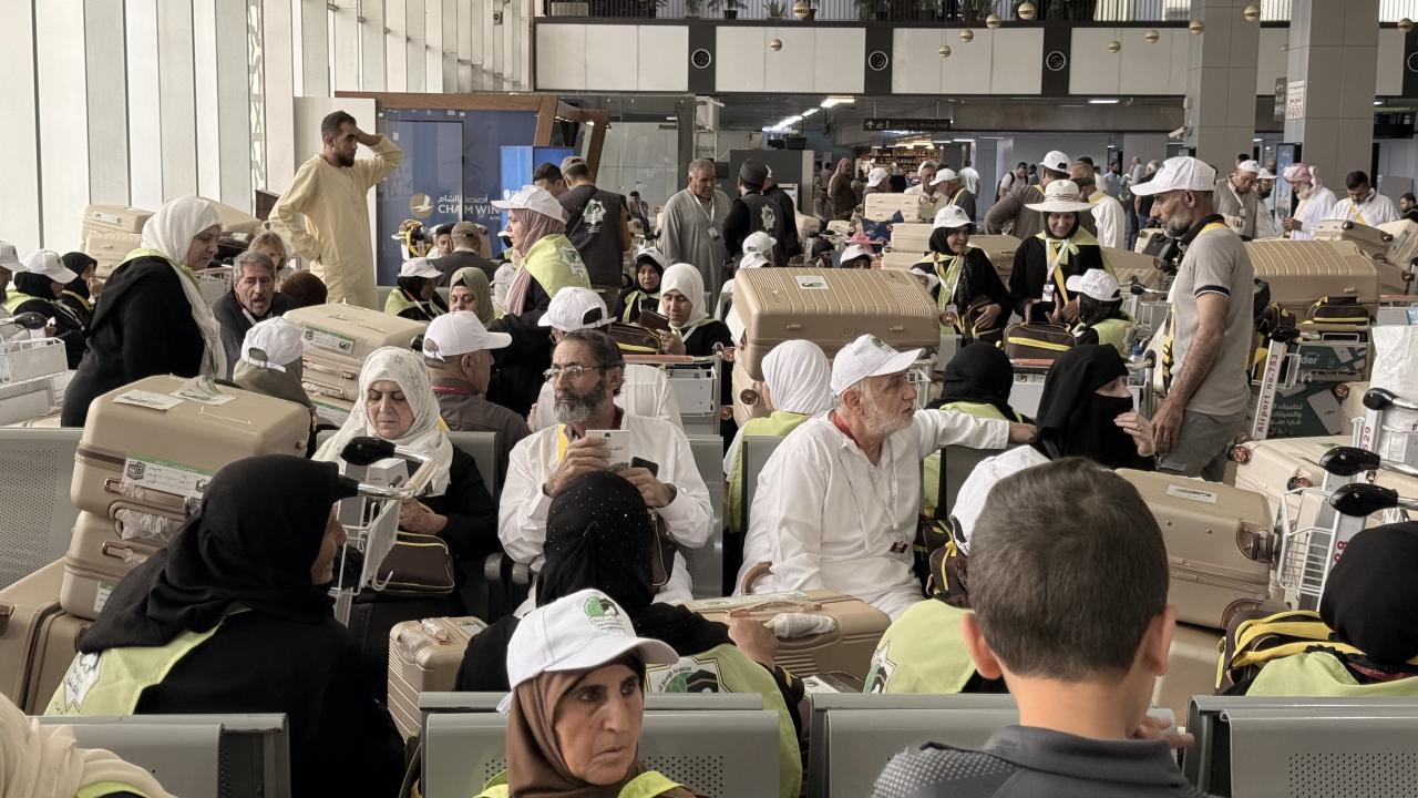 Suriye'nin başkenti Şam'da ilk hacı kafilesi dualar eşliğinde kutsal topraklara yola çıktı.