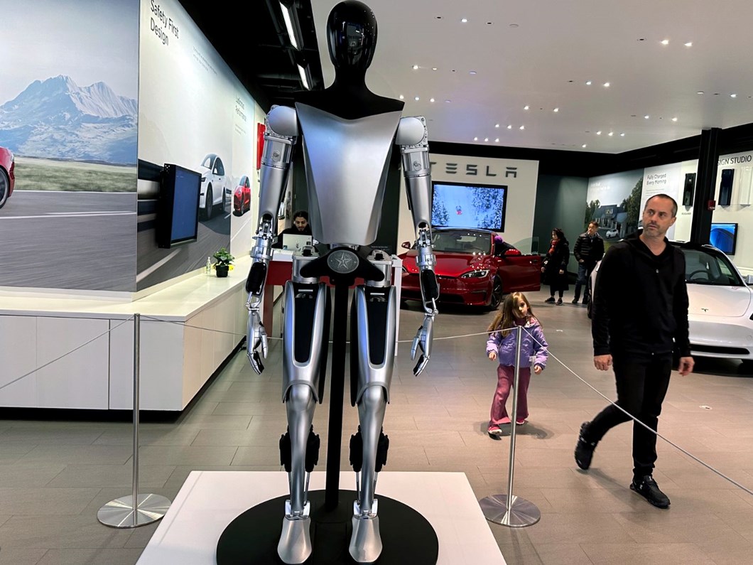 Tesla'nın yeni robotu, ev işlerine destek olmaya başladı: Ütü yapabilecek mi, yemek yapabilecek mi, temizlik yapabilecek mi?