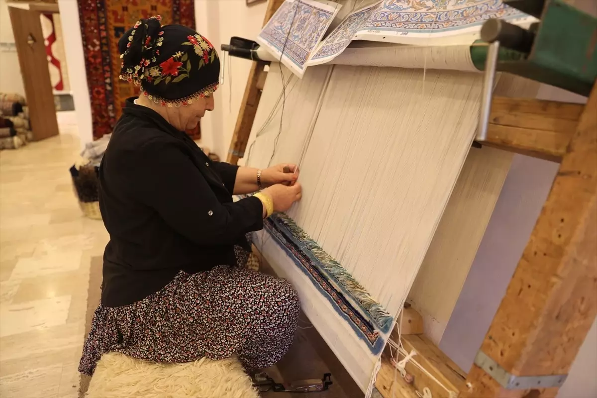 Yarım asırdır halı dokumacılığına yön veren isim: Ayten Aksu
