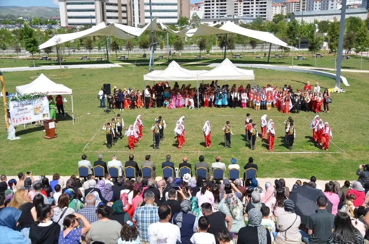 Kahramankazan'da Renkli ve Eğlenceli Bir Şölen Daha: 2. Halk Oyunları Festivali Katılımcıları Büyüledi
