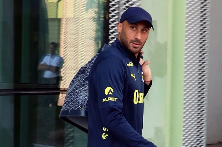Ayrılığın eşiğinden dönen Cenk Tosun'da sürpriz bir dönüş yaşandı