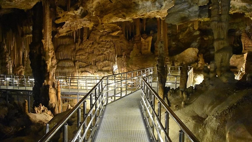Gümüşhane'nin Karaca Mağarası'nda Turizm Sezonu Açıldı