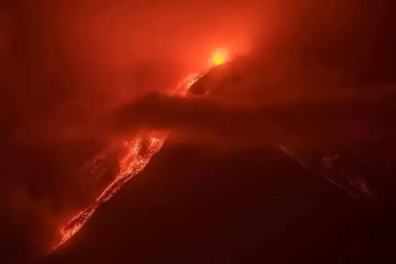 Fuego Yanardağı'nda büyük bir patlama gerçekleşti, bölgedeki durum endişe verici hale geldi.