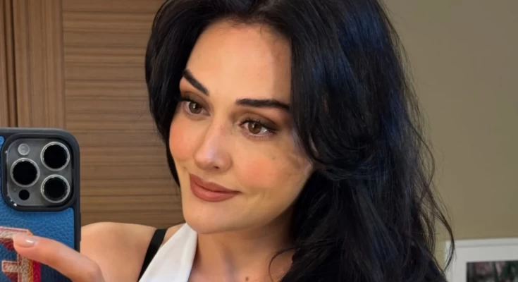 Esra Bilgiç’in beğeni toplayan beyaz takımı