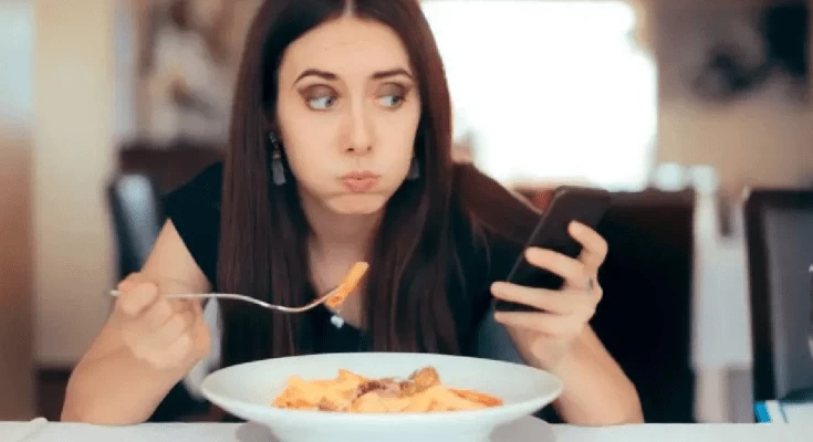 ‘Hızlı yemek’ bir çok hastalığa davetiye çıkarıyor!