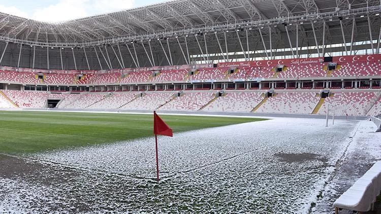 Sivasspor - Fenerbahçe maçı öncesinde stadyum zeminindeki son durum değerlendirildi.