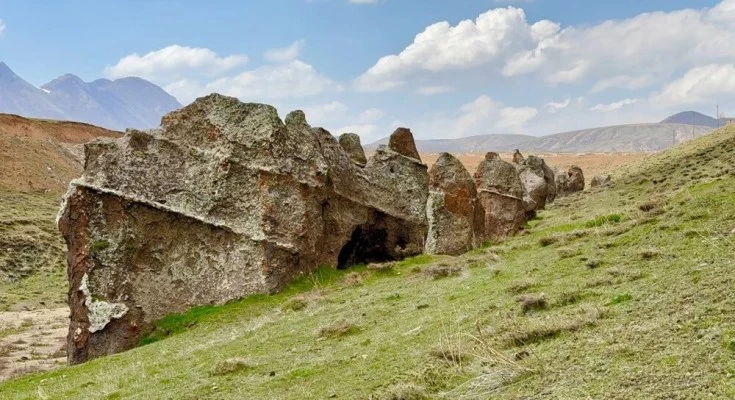 Nemrut’un Taşlaşan Develeri Yok Oluyor: Tarihi Yapıların Geleceği Tehlikede!