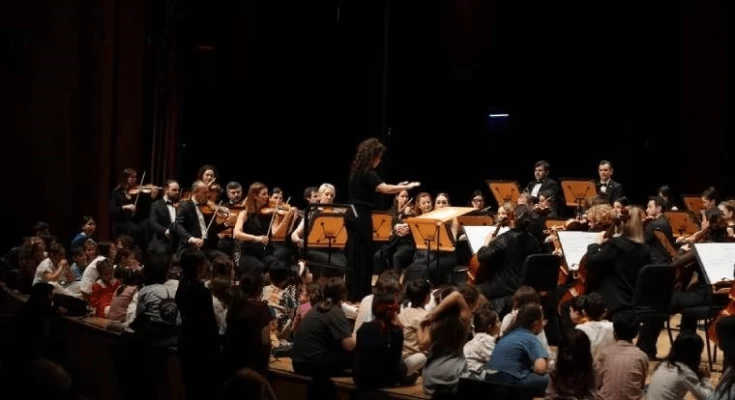 23 Nisan coşkusunu Cumhurbaşkanlığı Senfoni Orkestrası'nın küçük solistleriyle birlikte yaşandığı CRR sahnesinde göz kamaştırdı.