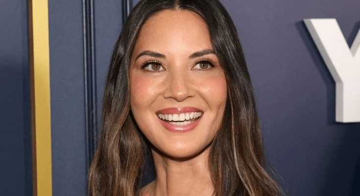 ABD’li oyuncu Olivia Munn’un gala tarzı dikkatleri üstüne çekti