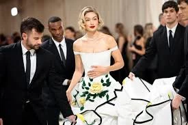 MET Gala için geri sayım başladı! Heyecanla beklenen etkinlikte ünlüler yine göz kamaştıracak. Bu yıl hangi tasarımcılar podyumda yer alacak, hangi ünlüler muhteşem kıyafetleriyle dikkat çekecek merakla bekleniyor.