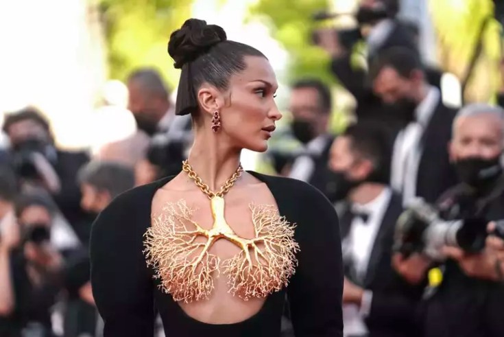 Ünlü modelin yeni imajı… İstediğini giyemeyince saçını değiştirdi