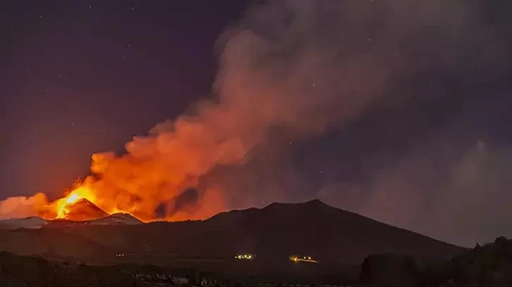 Etna Yanardağı Yine Aktif: Lav Ve Kül Püskürttü!
