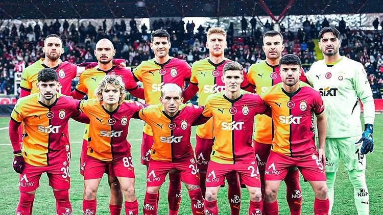 Avrupa'nın iki dev kulübü, Galatasaray'ın genç yeteneğine transfer için sıraya girdi!
