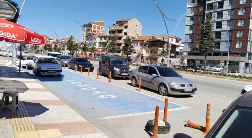 Otobüs durağına, otobüsler park eden araçlardan dolayı giremiyor
