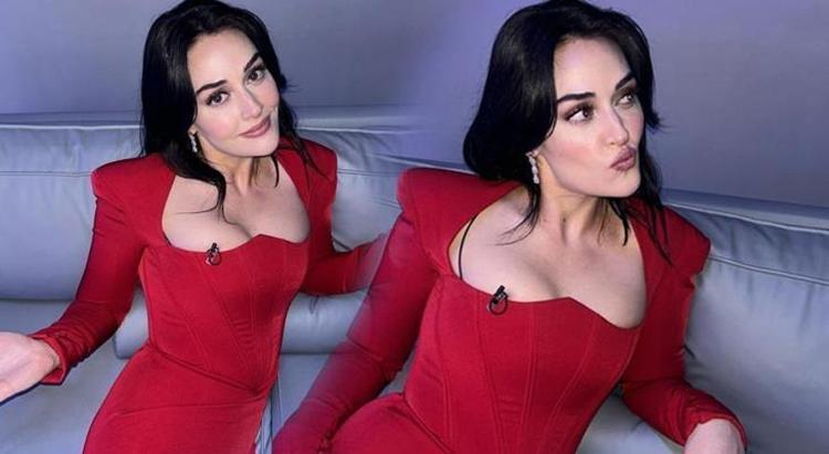 Esra Bilgiç kırmızı elbisesiyle sosyal medyayı yaktı kavurdu
