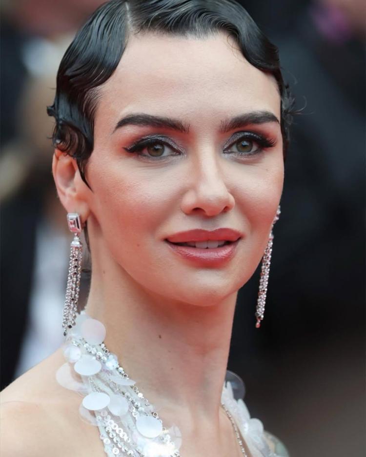 Birce Akalay Cannesda büyüledi