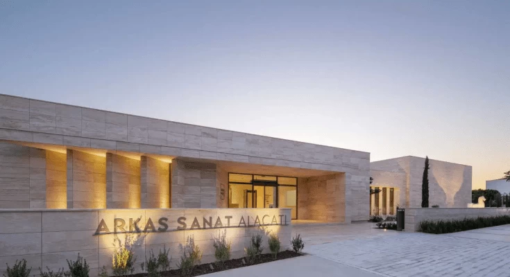 Mimarisiyle de dikkat çeken Arkas Sanat Alaçatı’da:  ‘Sahnelenmiş’ yüzleşme sergisi
