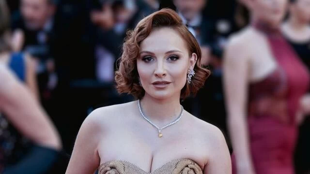 Ünlü Oyuncu Başak Gümülcinelioğlu, Bebeğiyle Beraber Cannes'da Parıldıyor