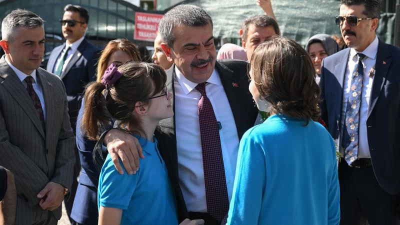 Tatilde Hem Dinlenin Hem Gelişin: Bakan Tekin'den Öğrencilere Tavsiyeler