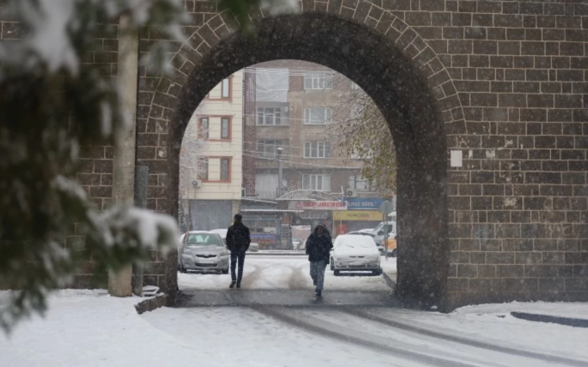 Diyarbakır Surları Kışın Beyaz Cevheriyle Buluştu