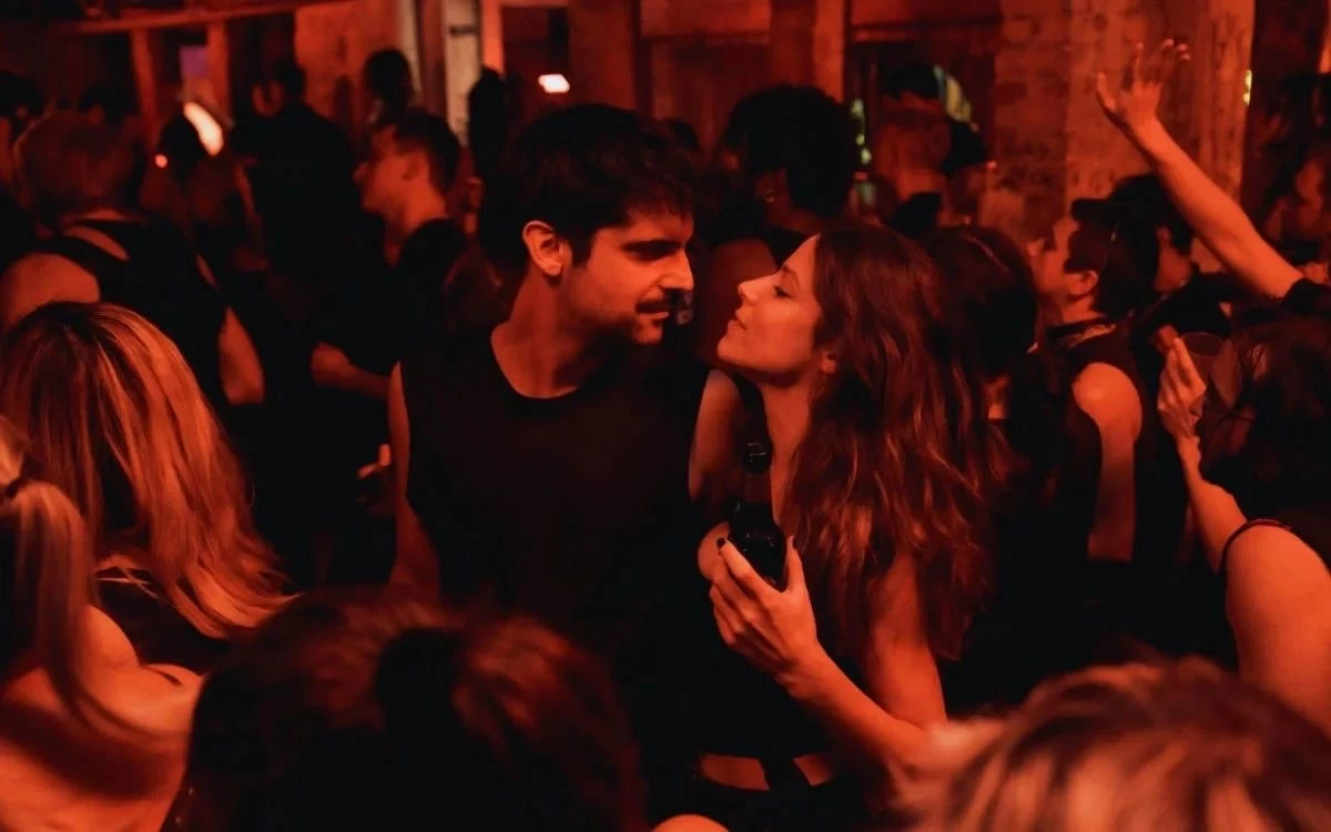 Mutlu Aşk Var mıdır? "Birlikte On Yılbaşı" Üzerinden Zaman ve İlişkilere Bir Bakış