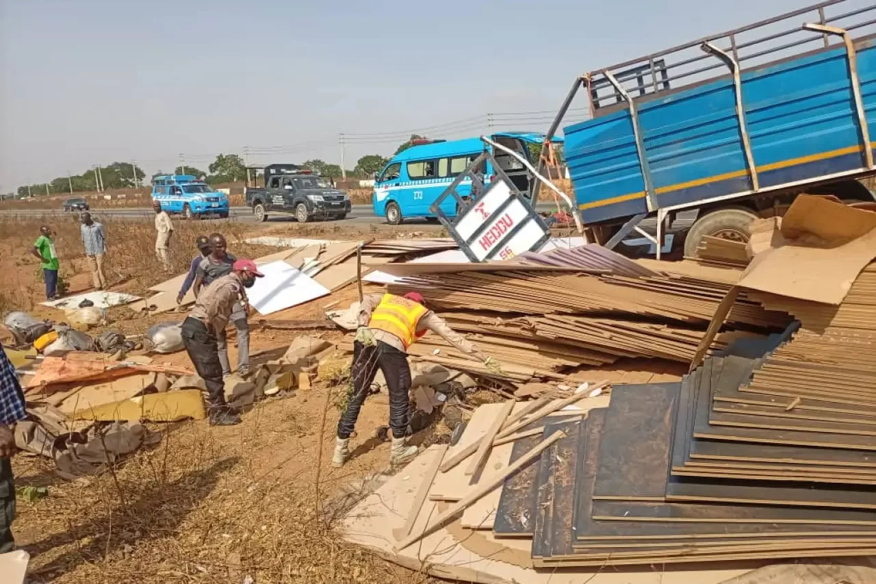 Nijerya’da yolcu taşıyan kamyon devrildi