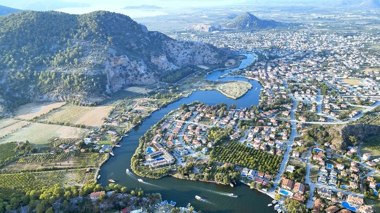Dalyan’ın labirent gibi kanalları büyülüyor