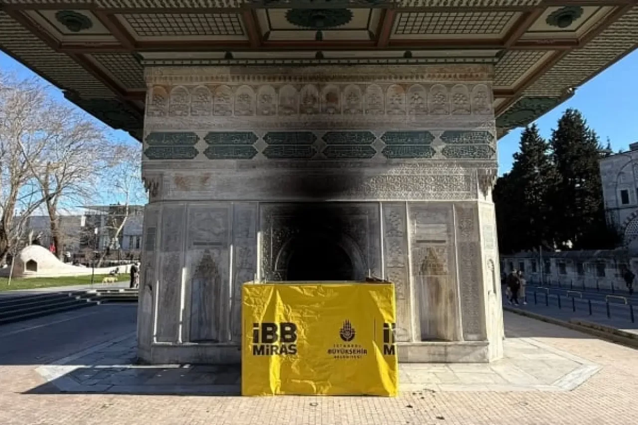 Tarihi mirasa saldırı: Tophane Çeşmesi ateşe verildi