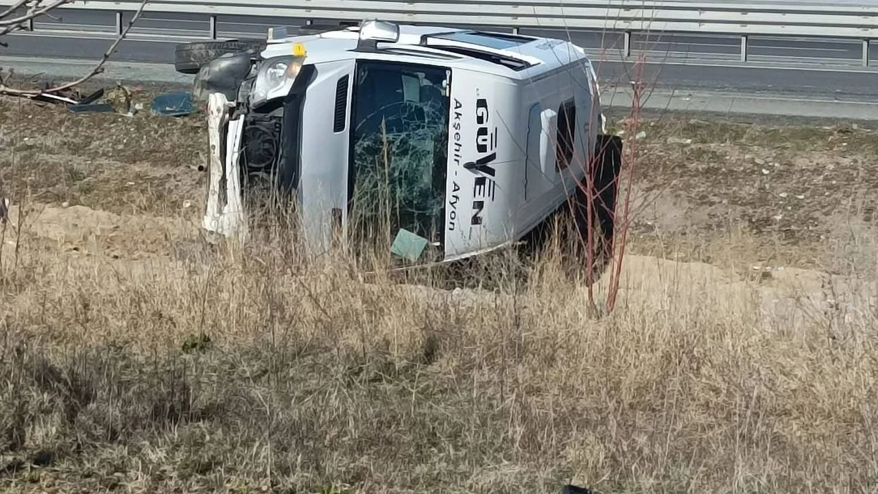 Yolcu İndirirken Kaza: Minibüse TIR Çarptı, 11 Kişi Yaralandı