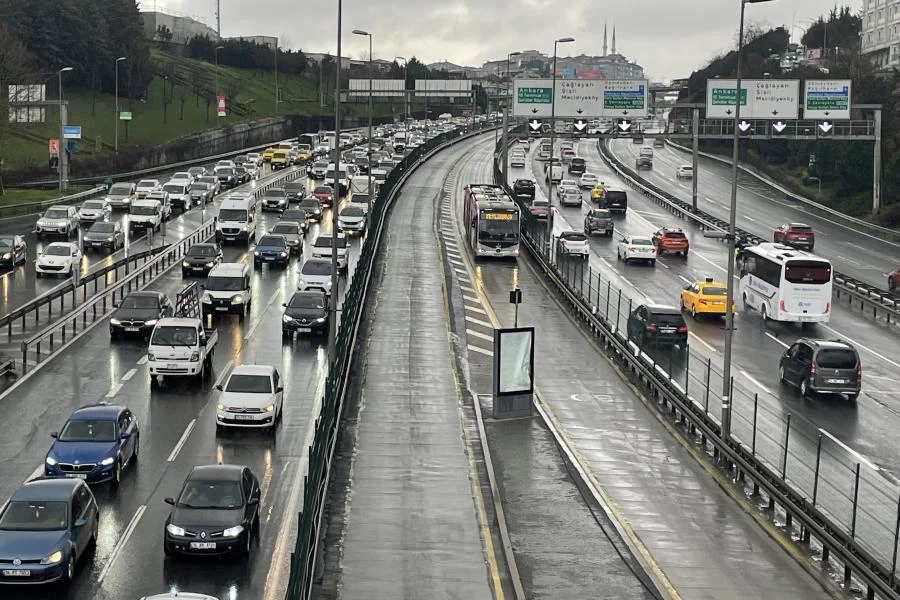 Şehir Kilit, Sürücüler Kontakta! İstanbul’da Mesai Bitimi Trafik Felci: Yoğunluk Yüzde 78’e Dayandı, Ana Arterlerde İlerleme Durma Noktasında