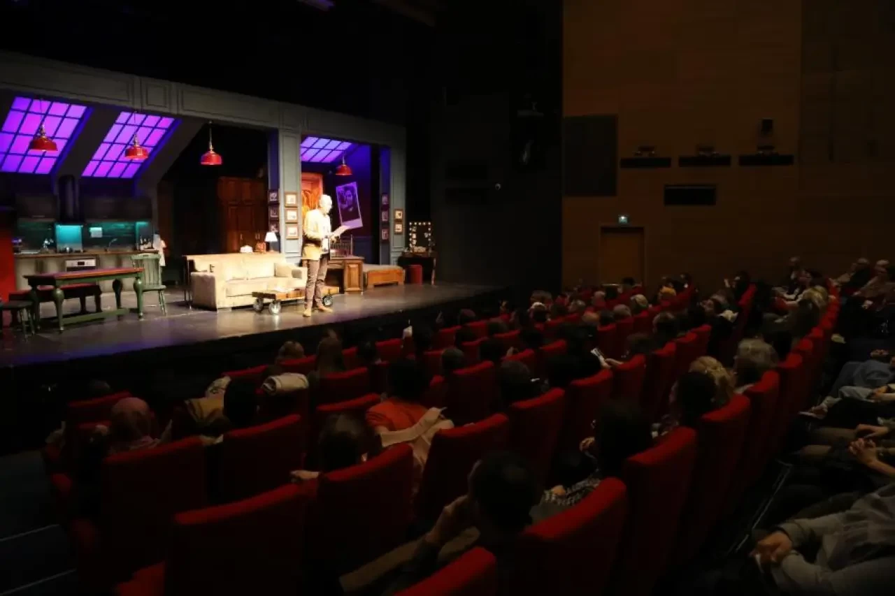 Sahne Işıkları Hiç Sönmedi! 27 Mart Dünya Tiyatro Günü Tüm Sahnelerde Kutlandı: Şehir Tiyatroları Kapılarını Sanatseverlere Ücretsiz Açtı