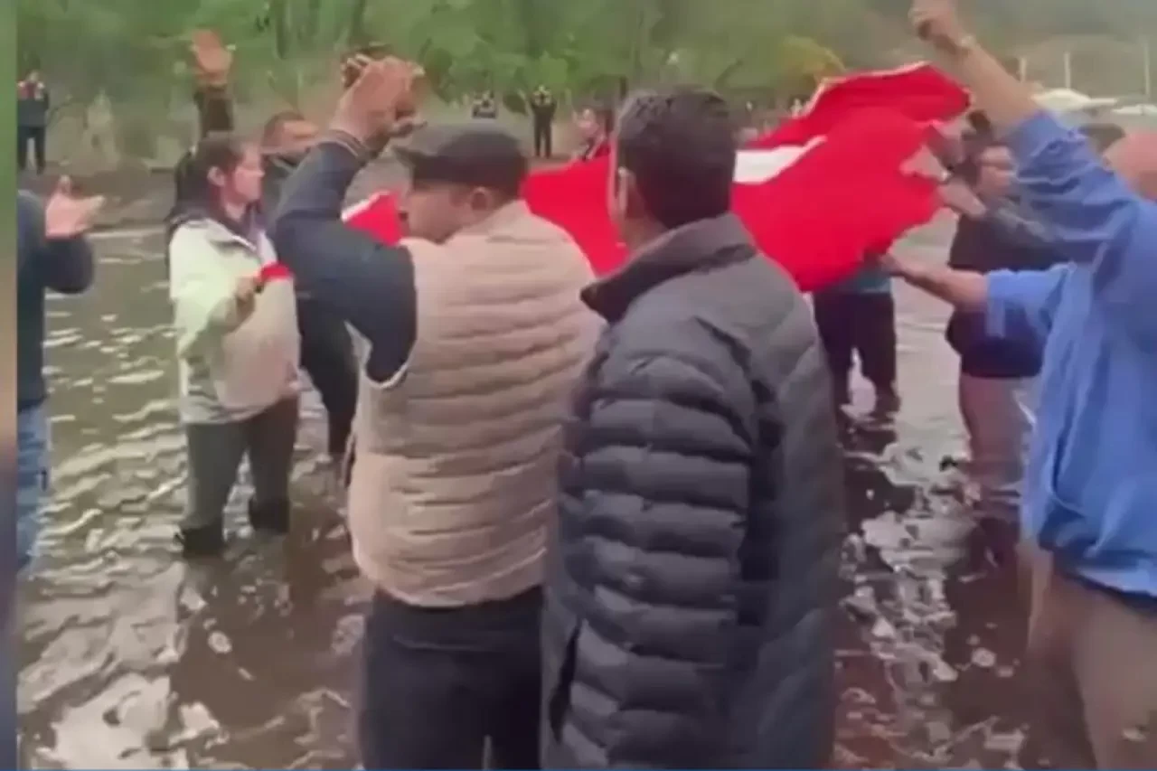 Osman Ağa Köyü’ne iş makineleri girdi, yurttaşlar denizde eylem yaptı