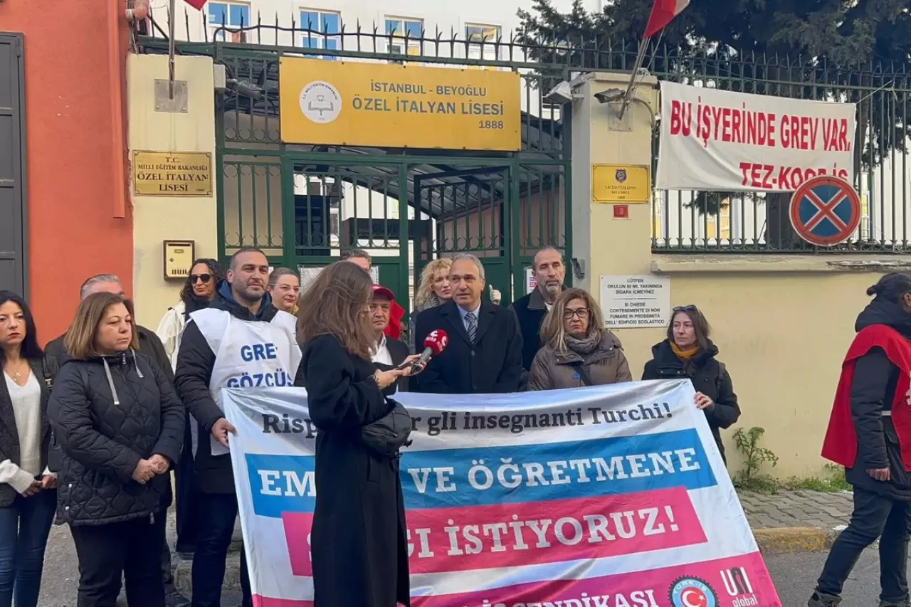 Hak Mücadelesinde İkinci Ay: İtalyan Lisesi Öğretmenleri Geri Adım Atmıyor!
