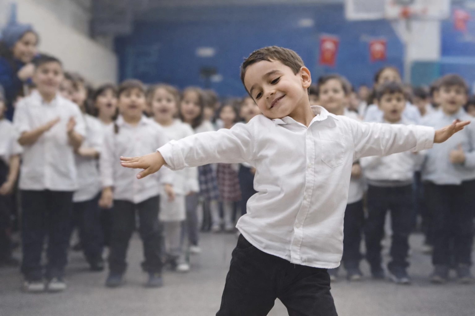 OKUL ETKİNLİĞİNDE İLAHİ RİTMİYLE DANS EDEN ÖĞRENCİ GÜNDEM YARATTI