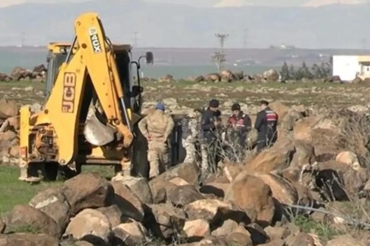 Gözler Gökyüzünde: İmha Edilen Füzenin Parçaları Sınır Hattına mı Düştü? Diyarbakır ve Antep'ten Gelen Haberler Paniğe Neden Oldu!