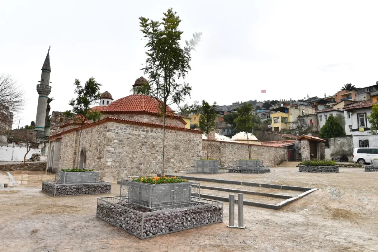 Emek İzmir’den, Tapu Vakıflar’dan! Büyükşehir’in Kamulaştırıp Hayata Döndürdüğü Tarihi Namazgah Hamamı’na Şok El Koyma Kararı