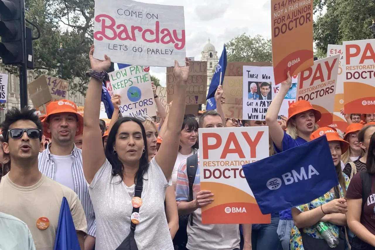 İngiltere’de doktorlar grev kararı aldı: Sağlık sistemi yeni krizle karşı karşıya