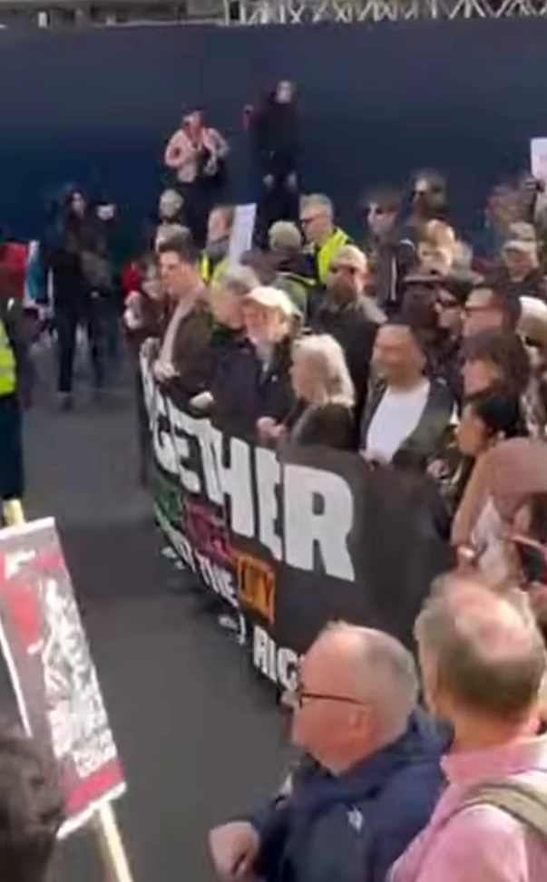 İngiltere’de milyonluk ırkçılık karşıtı yürüyüş