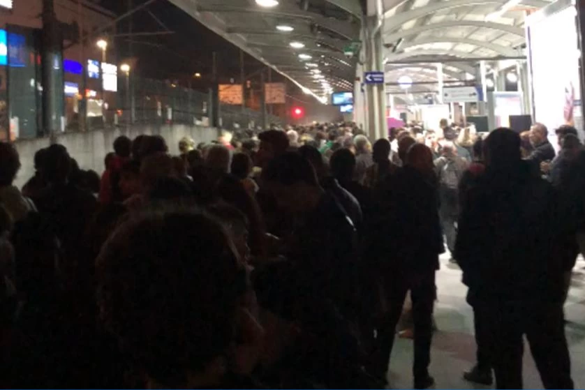 Ulaşımda "Arıza" Rötarı! Marmaray’da Teknik Aksaklık Nedeniyle Seferler Aksıyor: Ayrılıkçeşme ve Söğütlüçeşme Duraklarında Yolcu Yoğunluğu Oluştu