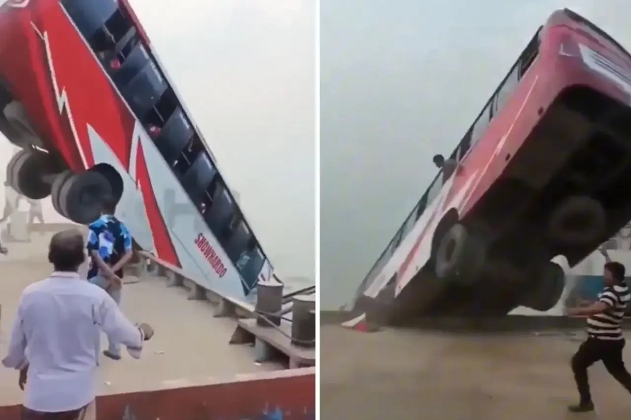 Bangladeş’te yolcu otobüsü nehre düştü