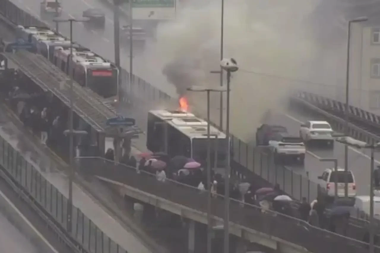 İstanbul’da metrobüste yangın paniği