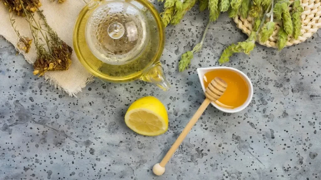 Soğuk algınlığında doğal destek: Adaçayı ve bal karışımı