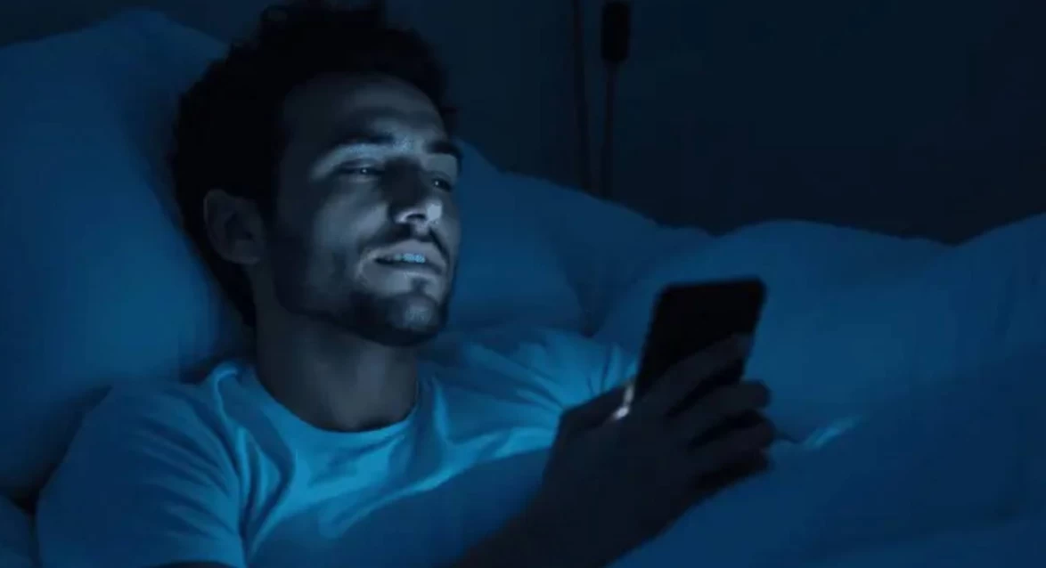 Karanlık Çökünce Telefonu Bırakın: Sağlıklı Bir Uyku İçin 'Mavi Işık' Önlemi