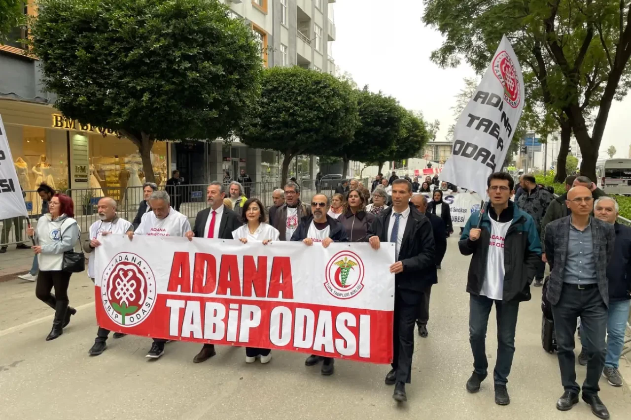"Vazgeçmiyoruz, Buradayız!" Adanalı Sağlık Emekçileri Halkın Sağlık Hakkı İçin Yürüdü