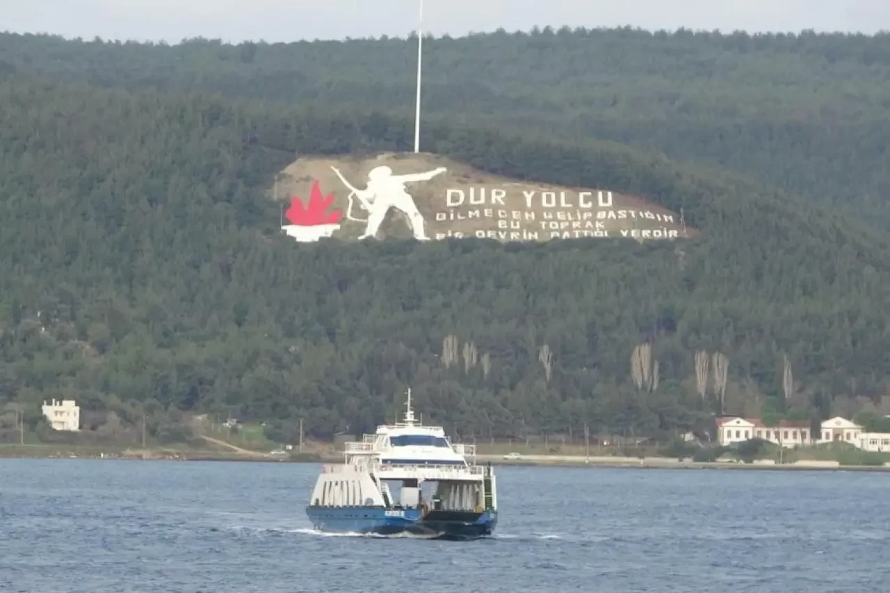 Gökçeada ve Bozcaada’da Hayat Eve Sığdı! Şiddetli Fırtına Feribot Seferlerini Vurdu: Tüm Seferler İptal Edildi