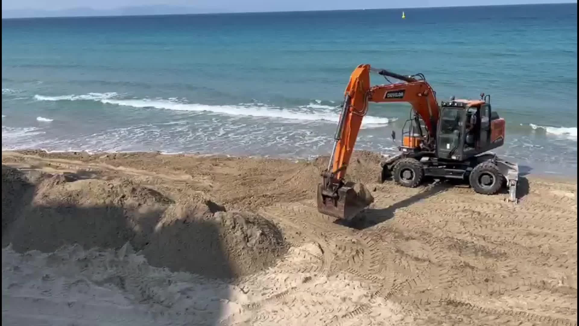 Mavi Bayraklı Plajlarda Hummalı Çalışma: Kuşadası Yaza "Merhaba" Diyor