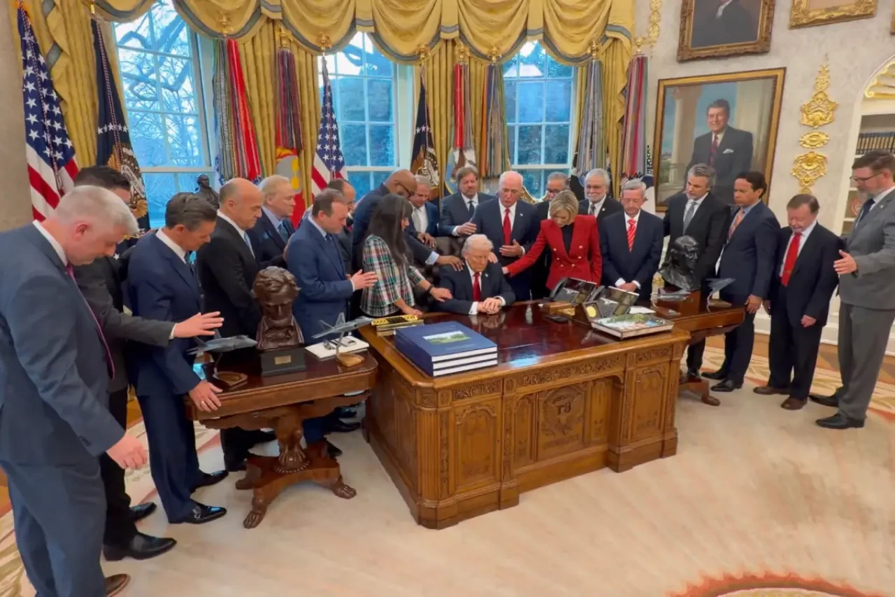 Oval Ofis’te Dikkat Çeken Anlar: Papazlar Trump İçin Dua Etti