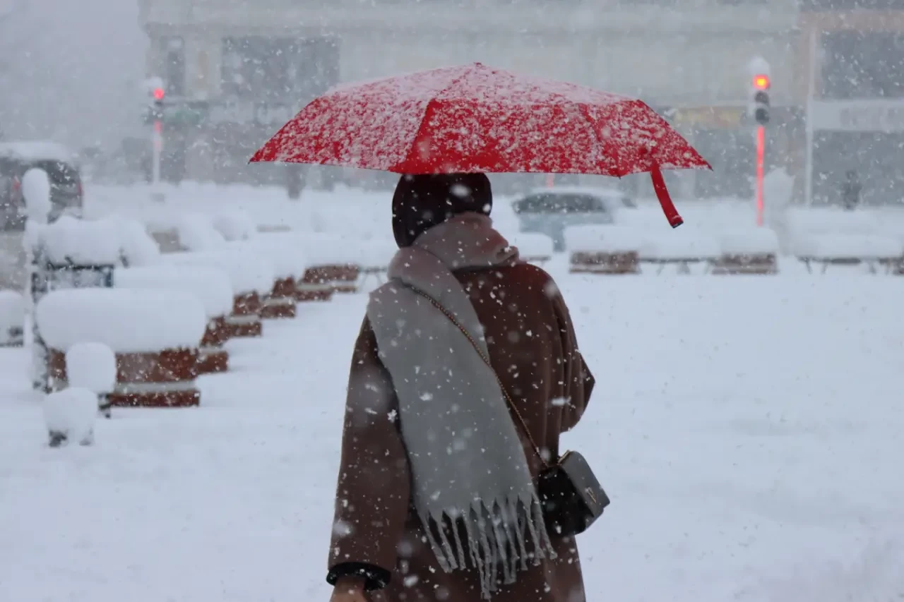 Cuma Günü Soğuk Hava Dalgası Geri Dönüyor: Sıcaklıklar Düşüyor, Kar Alarmı Verildi