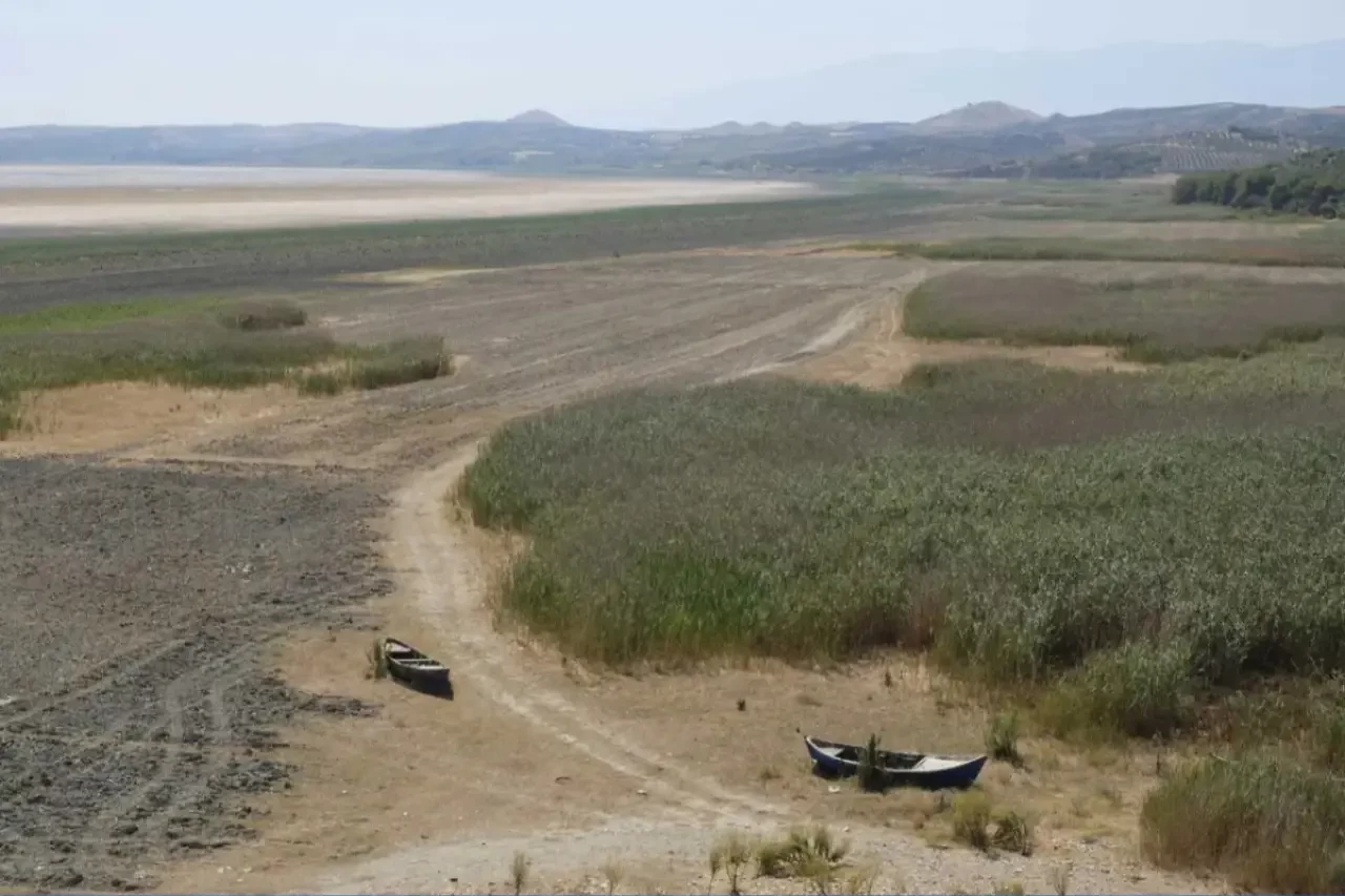 Doğa Katliamı mı, İhmal mi? Bir Zamanların Balıkçılık Cenneti Marmara Gölü Çöle Döndü! Uzmanlardan Acil Eylem Çağrısı: "Gölü Kurtarmak İçin Sadece Yağmur Yetmez"
